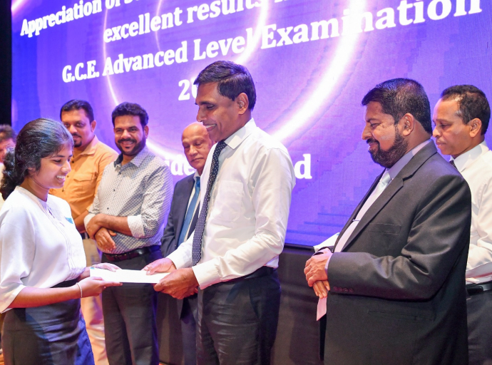 ජනාධිපති අරමුදලෙන් වයඹ පළාතේ අ.පො.ස උසස් පෙළ  විශිෂ්ටයෝ ඇගයෙති